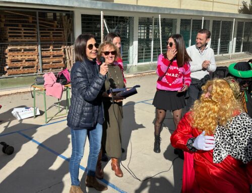 RECONOCIMIENTO POR PARTE DE LA AMPA LA MARINA DE NUESTRO COLEGIO A LAS SEÑOS MERCEDES Y CATI DOS MAESTRAS JUBILADAS A FINALES DEL CURSO PASADO.