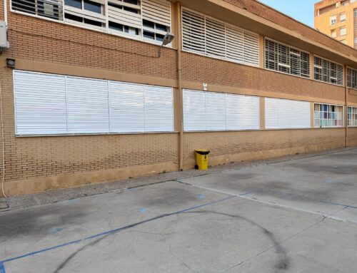 SEGUIMOS MEJORANDO NUESTRO COLEGIO. ¡Aulas más fresquitas y confortables para nuestros peques de 3 y 4 años!Tenemos una noticia que nos hace mucha ilusión compartir: desde ayer, 17 de febrero, nuestras aulas de Infantil de 3 y 4 años cuentan con sus nuevas lamas de protección solar. ¡Por fin están aquí!  Gracias a la partida de confort térmico de la Junta de Andalucía para este curso 25/26, hemos podido dar respuesta a esta mejora tan esperada. Queremos agradecer el gran trabajo de la empresa Toldos Úbeda, que nos ha dejado las clases listas para que el alumnado y el profesorado disfruten de una temperatura mucho más agradable.  Sabemos que aún nos faltan dos aulas para completar el proyecto, ¡pero ya estamos trabajando para que lleguen muy pronto! Seguimos mejorando el «cole» paso a paso para que sea el mejor lugar donde crecer.